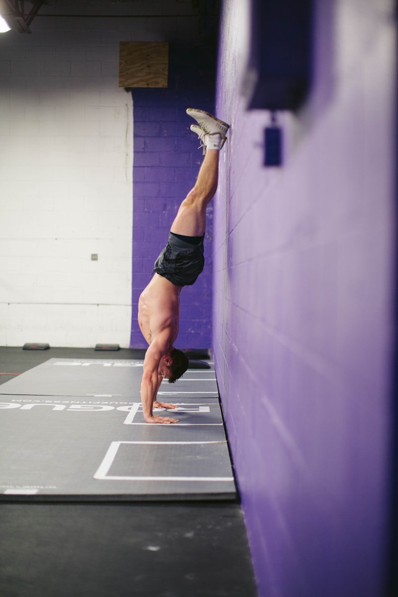 How to do Handstand Hold - Strengthguides.com