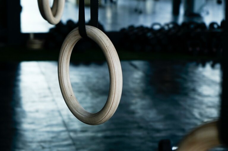 How to do Ring Rows - Strengthguides.com